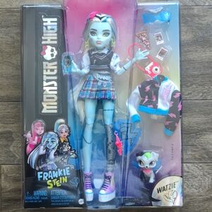 Monster High FRANKIE STEIN G3 Reboot Doll Mattel 2022 Deluxe Set w/ Watzie Pet